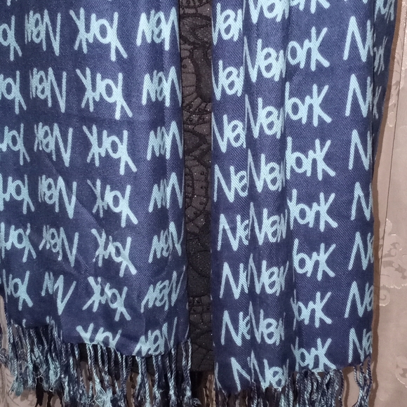 CASHMERE BLEND NEW YORK PRINT SCARF - Picture 3 of 5